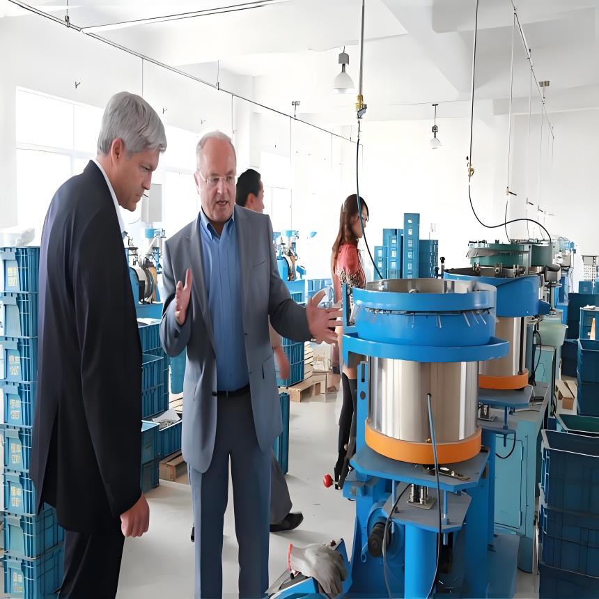 外国友人参观不锈钢筛网加工设备